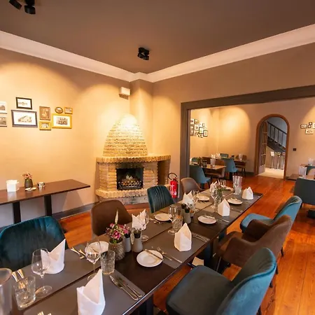 & Restaurant Alte Schule Otel 4*